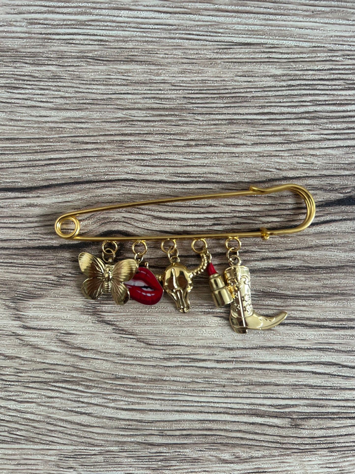 Grande broche cowboy – Papillon, Lèvres,taureau, Rouge à lèvres & Botte