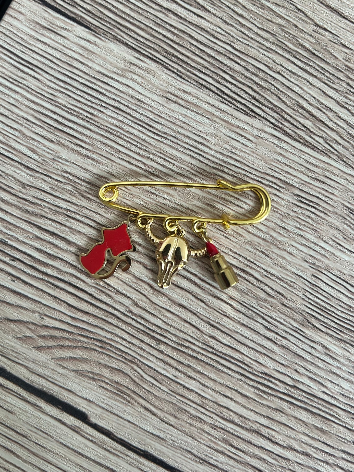 Petite broche cowboy – Chat rouge, taureau & Rouge à lèvres