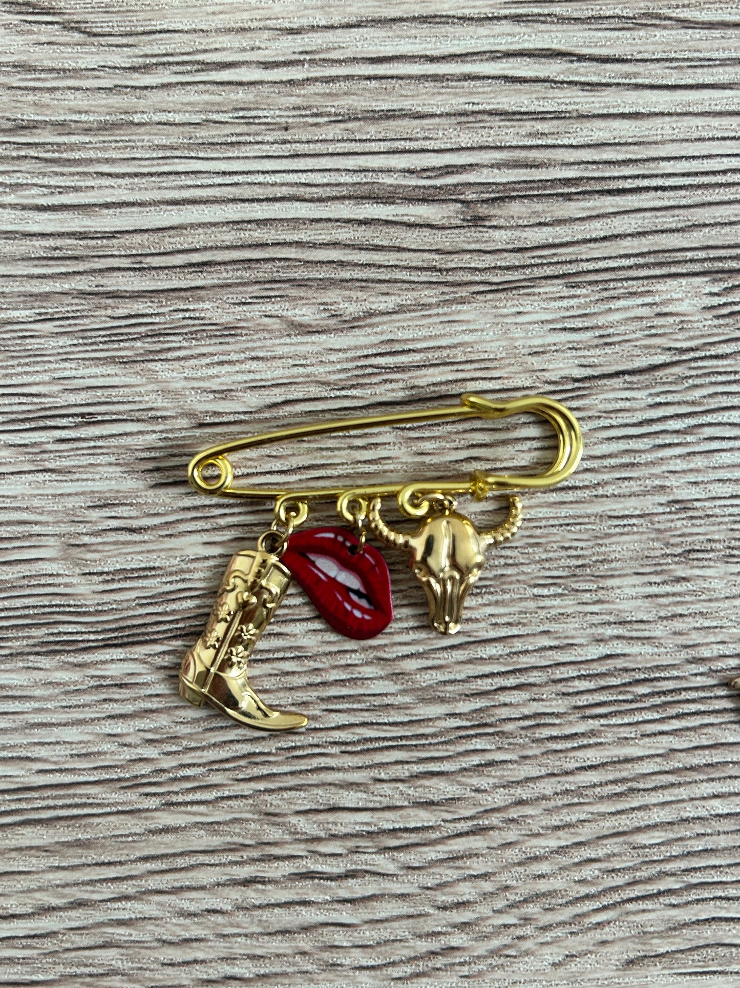 Petite broche cowboy – Botte, Lèvres rouges & taureau