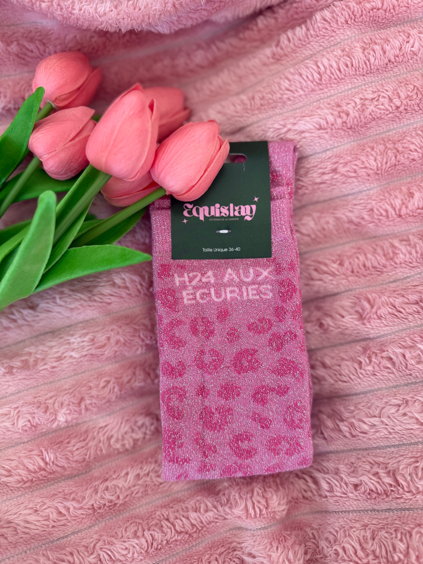 Chaussettes H24 aux Écuries – Léopard Rose (écriture blanche)