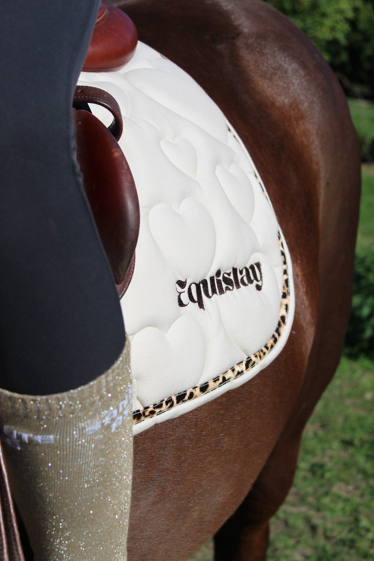 Tapis de selle CSO AMOUR – Cœur léopard