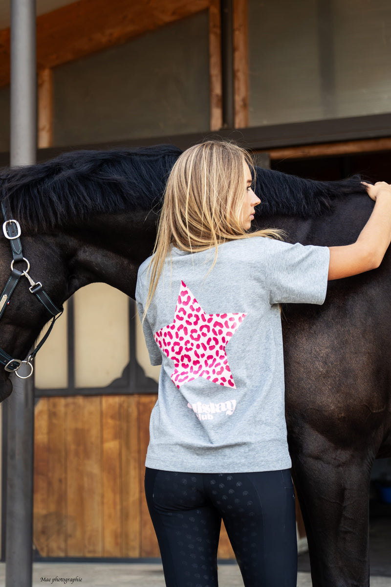 T-shirt oversize ROMY – Equislay Club – Gris, étoiles & léopard rose