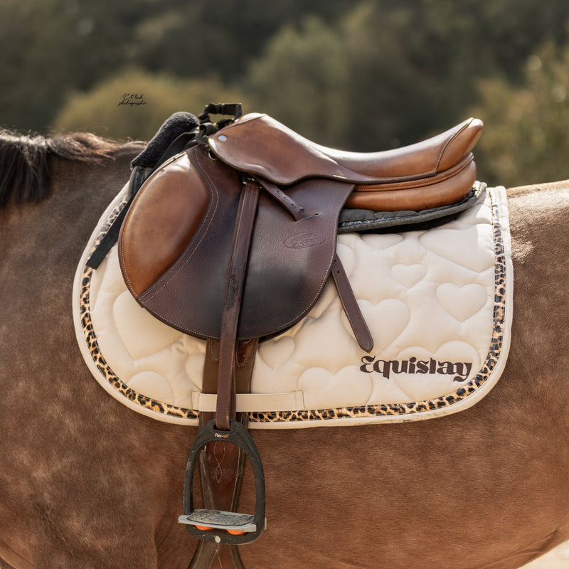 Tapis de selle CSO AMOUR – Cœur léopard