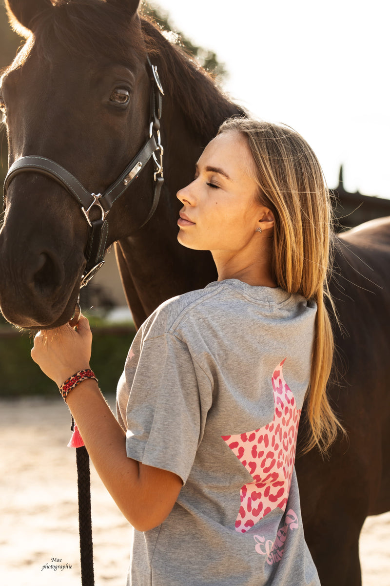 T-shirt oversize ROMY – Equislay Club – Gris, étoiles & léopard rose