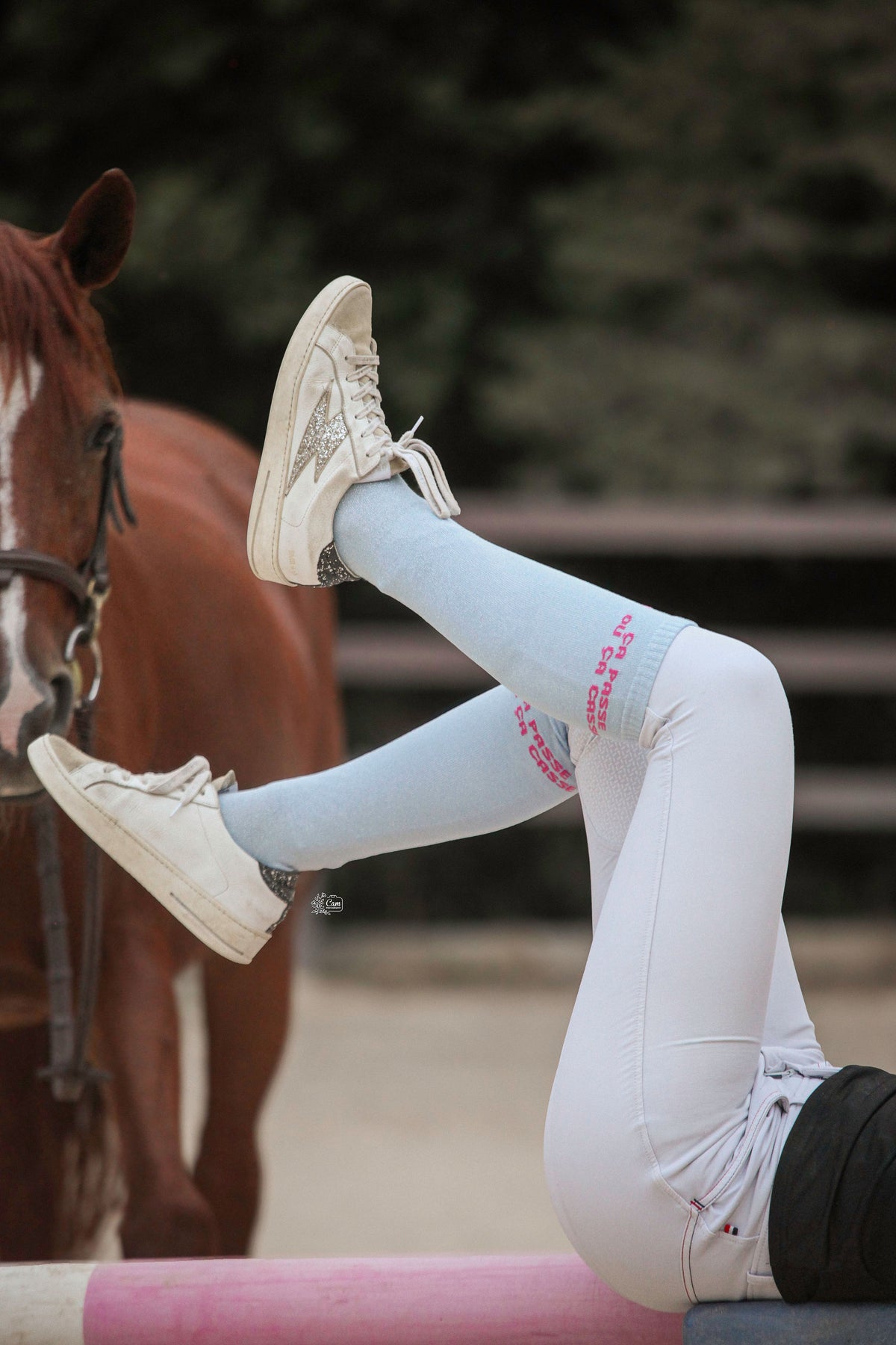 Chaussettes d’équitation Ça Passe ou Ça Casse – Bleu ciel ( écriture rose )
