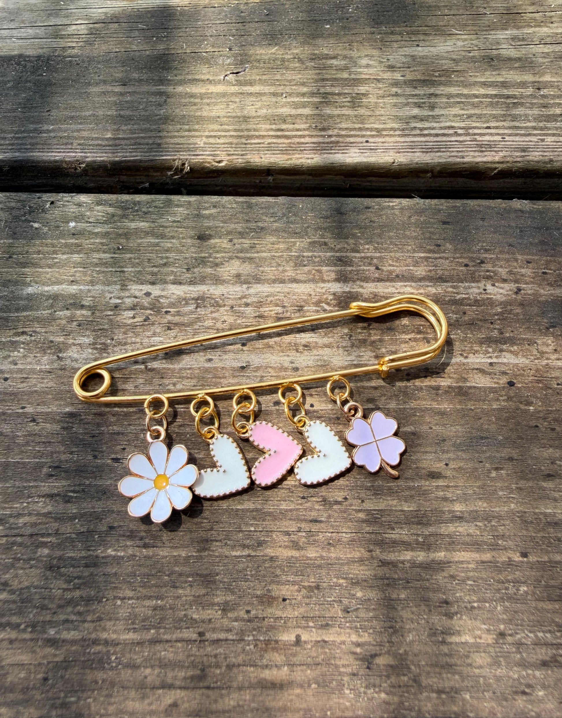 Grande broche cavalière cheval 5 charms Fleur Cœurs Trèfle | Equislay