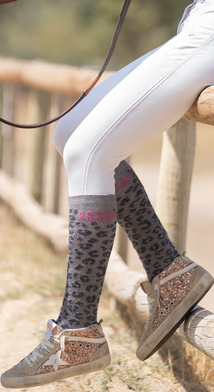 Chaussettes Horse Addict – Léopard Gris (écriture rose)
