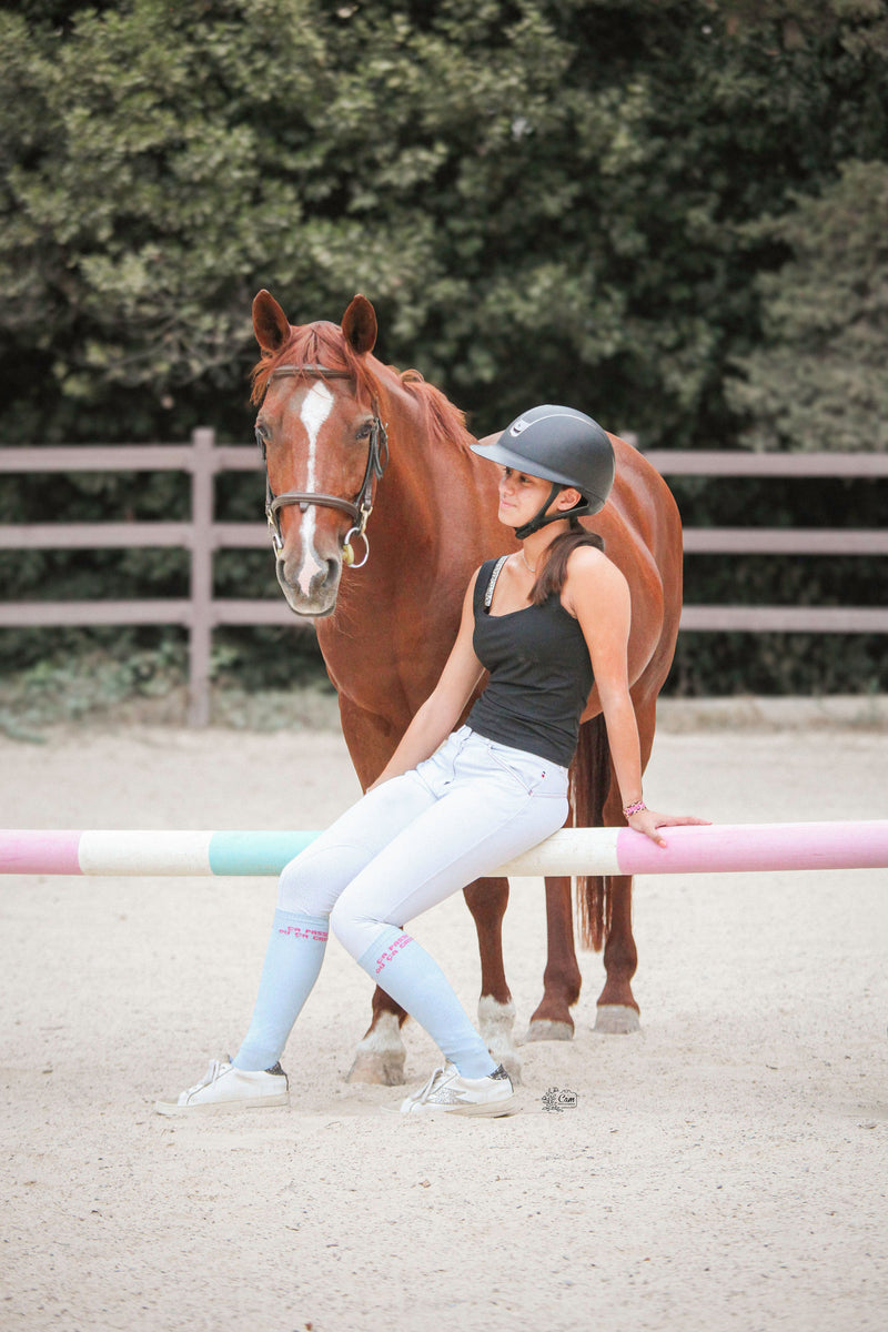 Chaussettes d’équitation Ça Passe ou Ça Casse – Bleu ciel ( écriture rose )