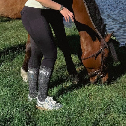 Chaussettes d’équitation Boss Lady – Noir – photo portée recadrée sur la chaussette