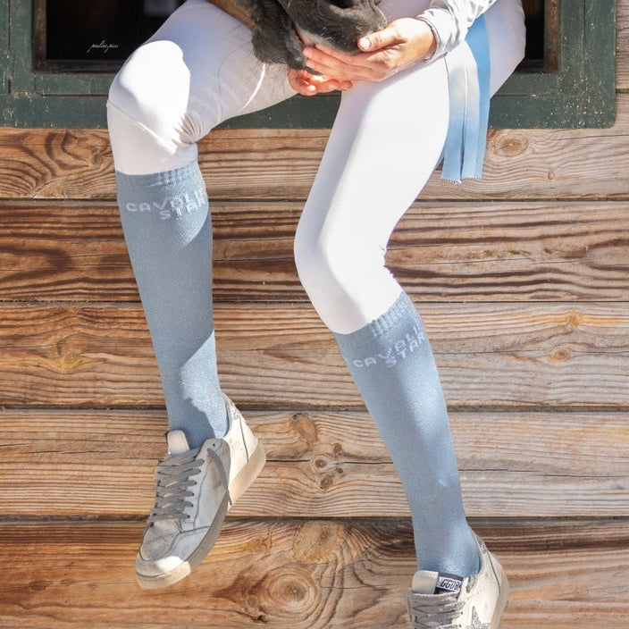 Chaussettes d’équitation Cavalière Star – Bleu ciel – photo portée recadrée sur la chaussette