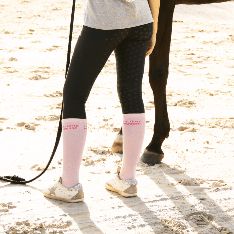 Chaussettes d’équitation Cavalière Princesse – Rose pâle (écriture fuchsia) - Equislay