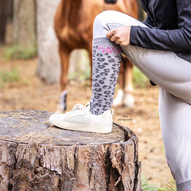 Chaussettes d’équitation léopard Slay en Piste – Gris et Rose - Equislay