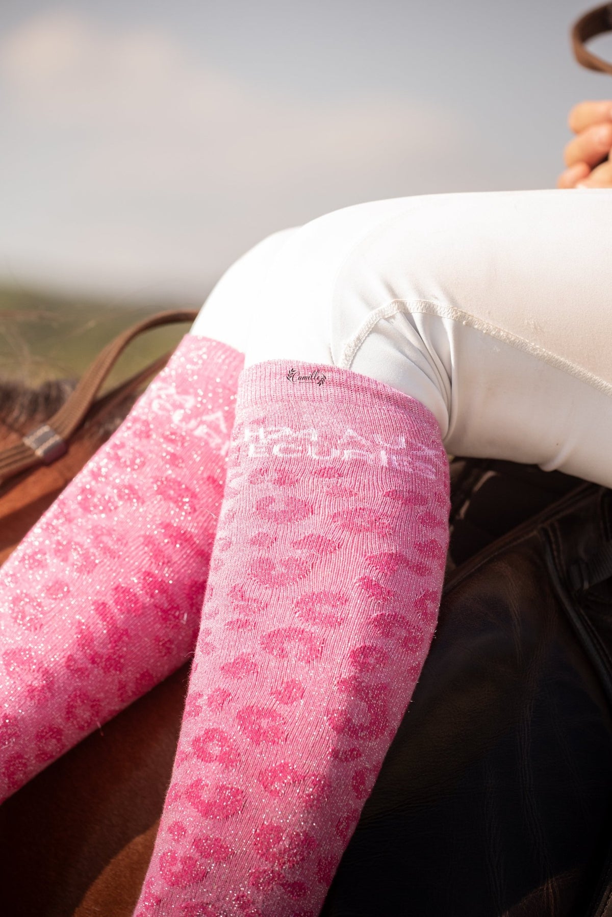 Chaussettes H24 aux Écuries – Léopard Rose (écriture blanche) - Equislay