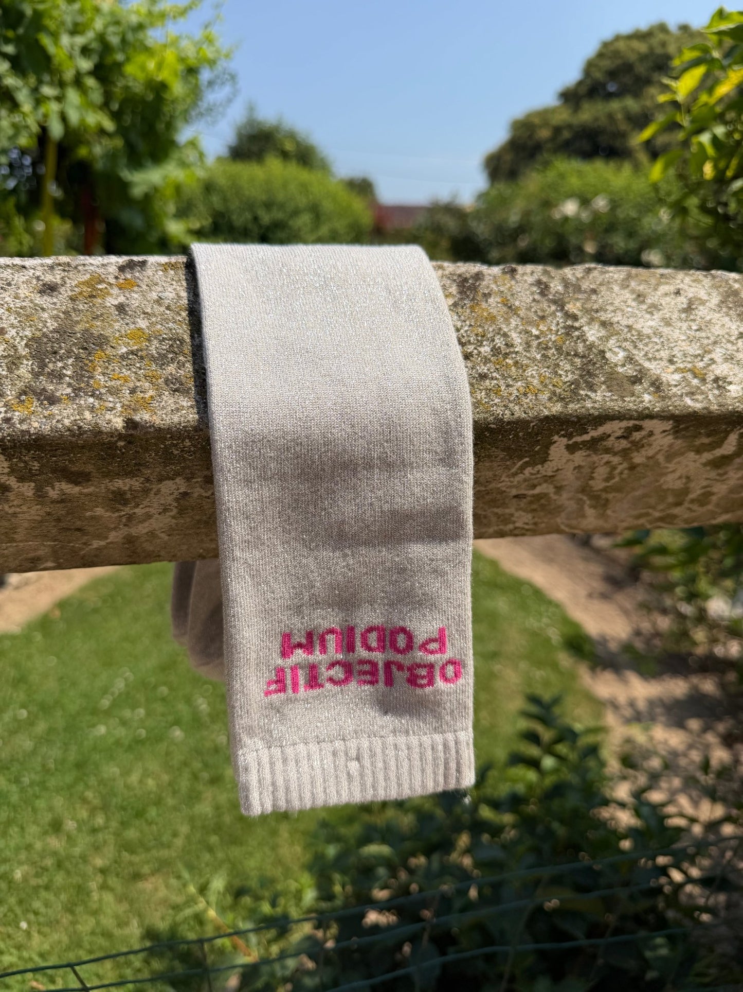 Chaussettes Objectif Podium – Beige (écriture fuchsia) - Equislay