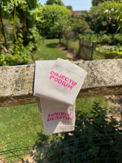 Chaussettes Objectif Podium – Beige (écriture fuchsia) - Equislay