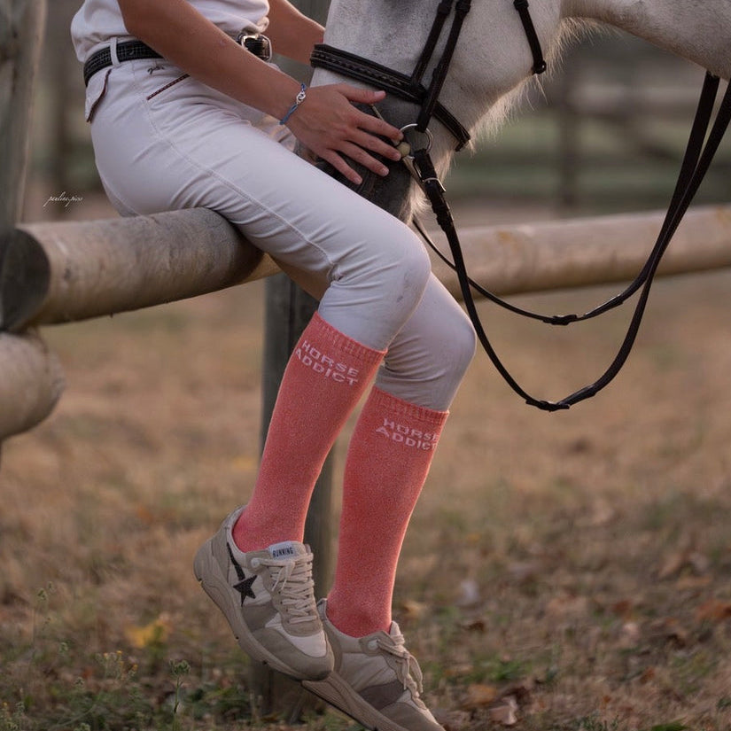 Chaussettes d’équitation Horse Addict – Corail – photo portée recadrée sur la chaussette