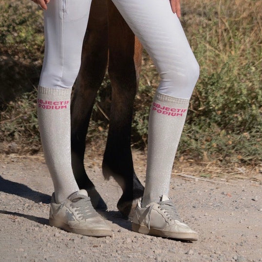 Chaussettes d’équitation Objectif Podium – Beige (écriture fuchsia) – photo portée recadrée sur la chaussette