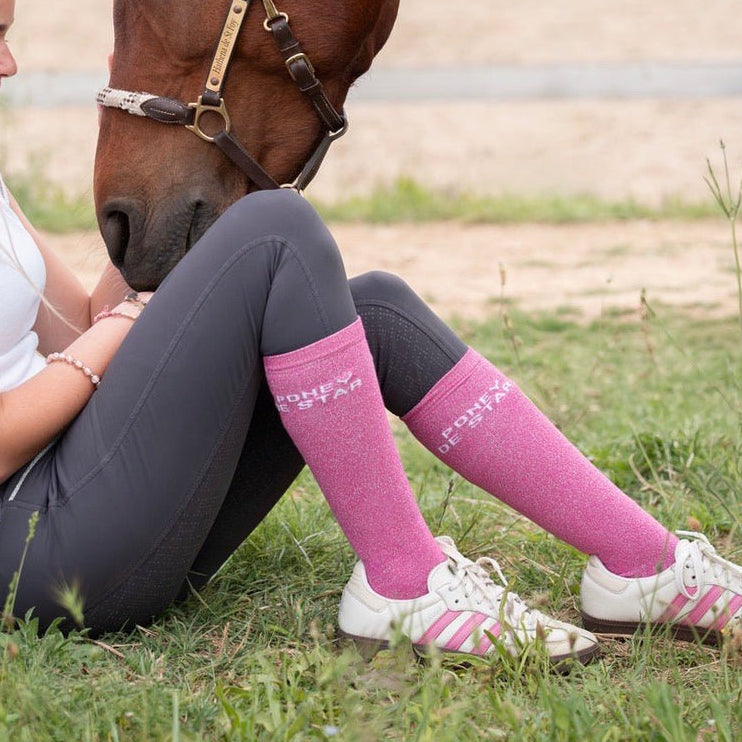 Chaussettes d’équitation Poney de Star – Rose Fuchsia – photo portée recadrée sur la chaussette