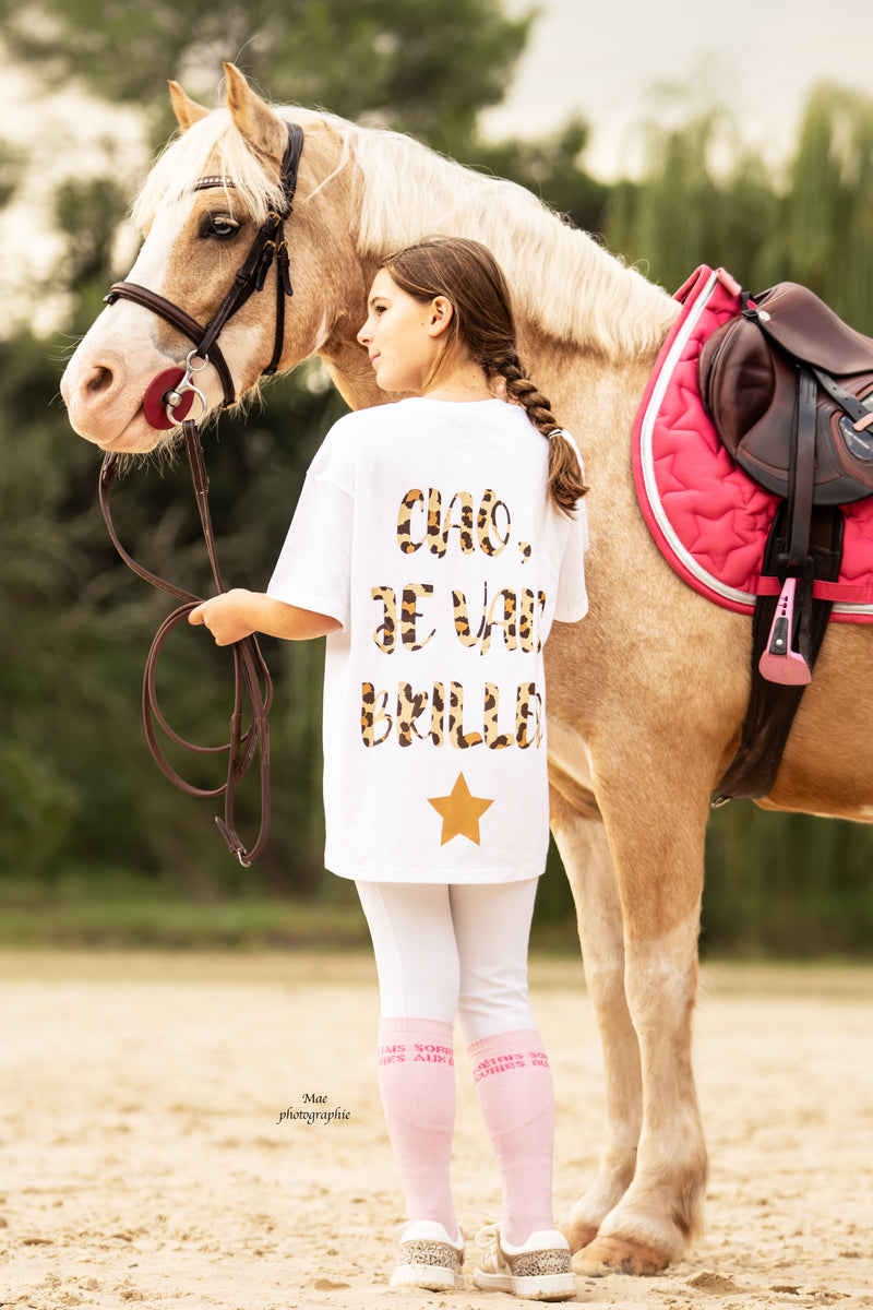 T-shirt enfant oversize ROMY – Ciao je vais briller – Blanc & léopard porté en taille enfant