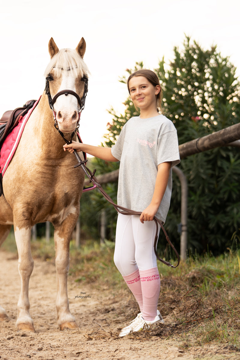 T-shirt enfant oversize ROMY – Equislay Club – Gris, étoiles & léopard rose porté en taille enfant