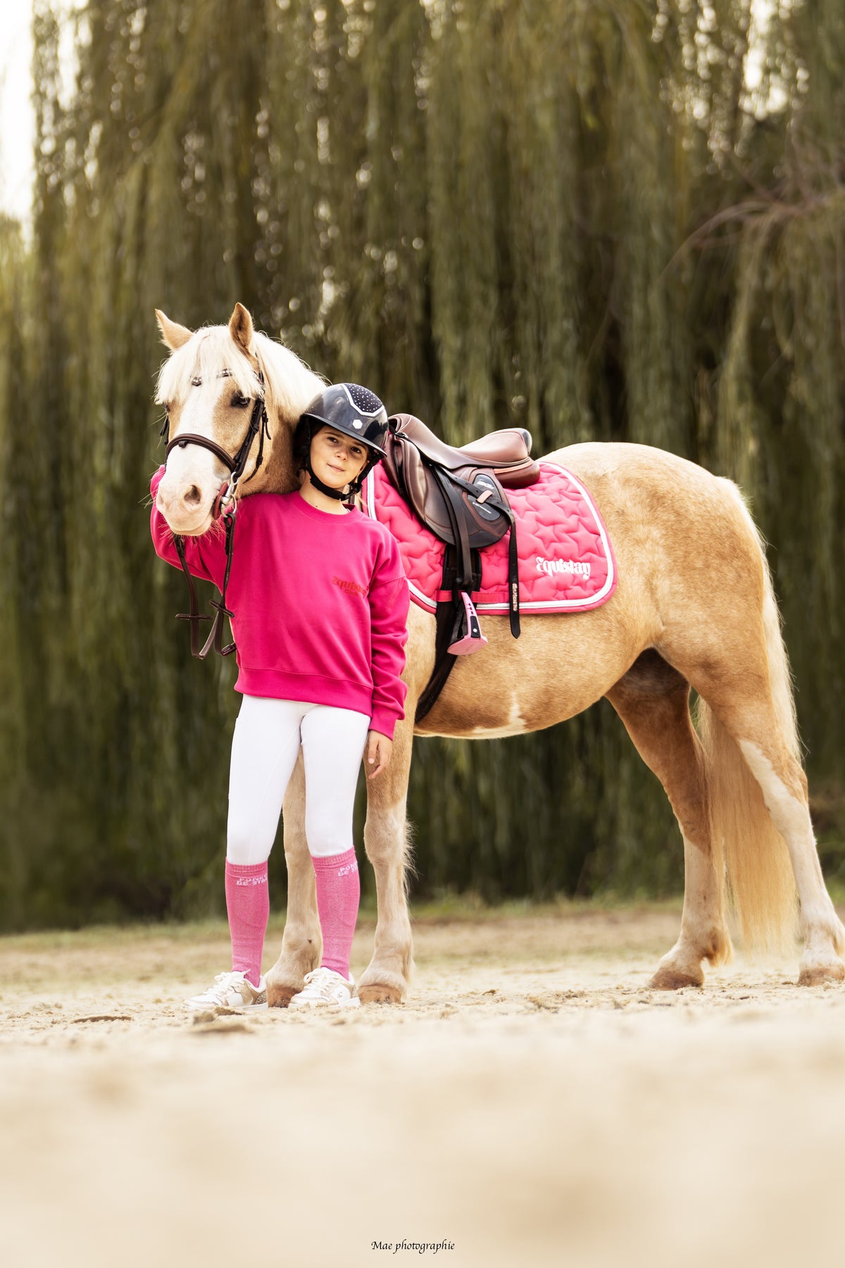 Sweat enfant oversize LOLA – Poney Paillettes Love – Rose & rouge porté en taille enfant