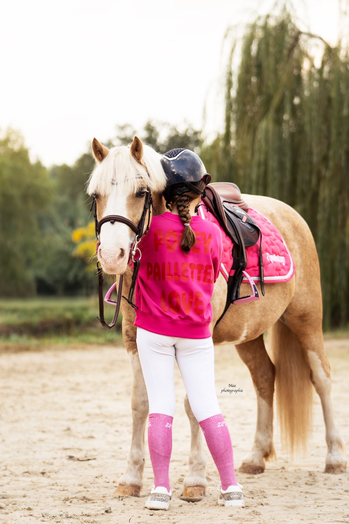 Sweat enfant oversize LOLA – Poney Paillettes Love – Rose & rouge porté en taille enfant