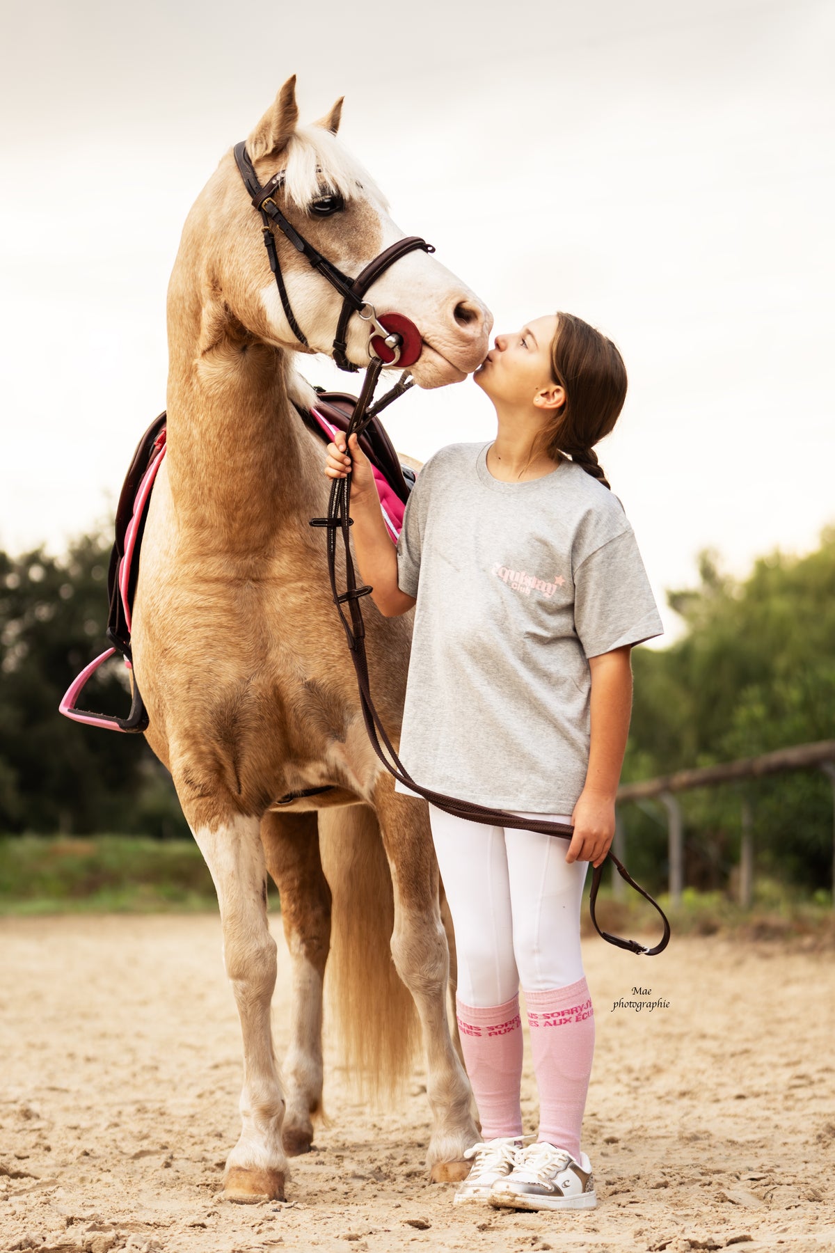 T-shirt enfant oversize ROMY – Equislay Club – Gris, étoiles & léopard rose porté en taille enfant
