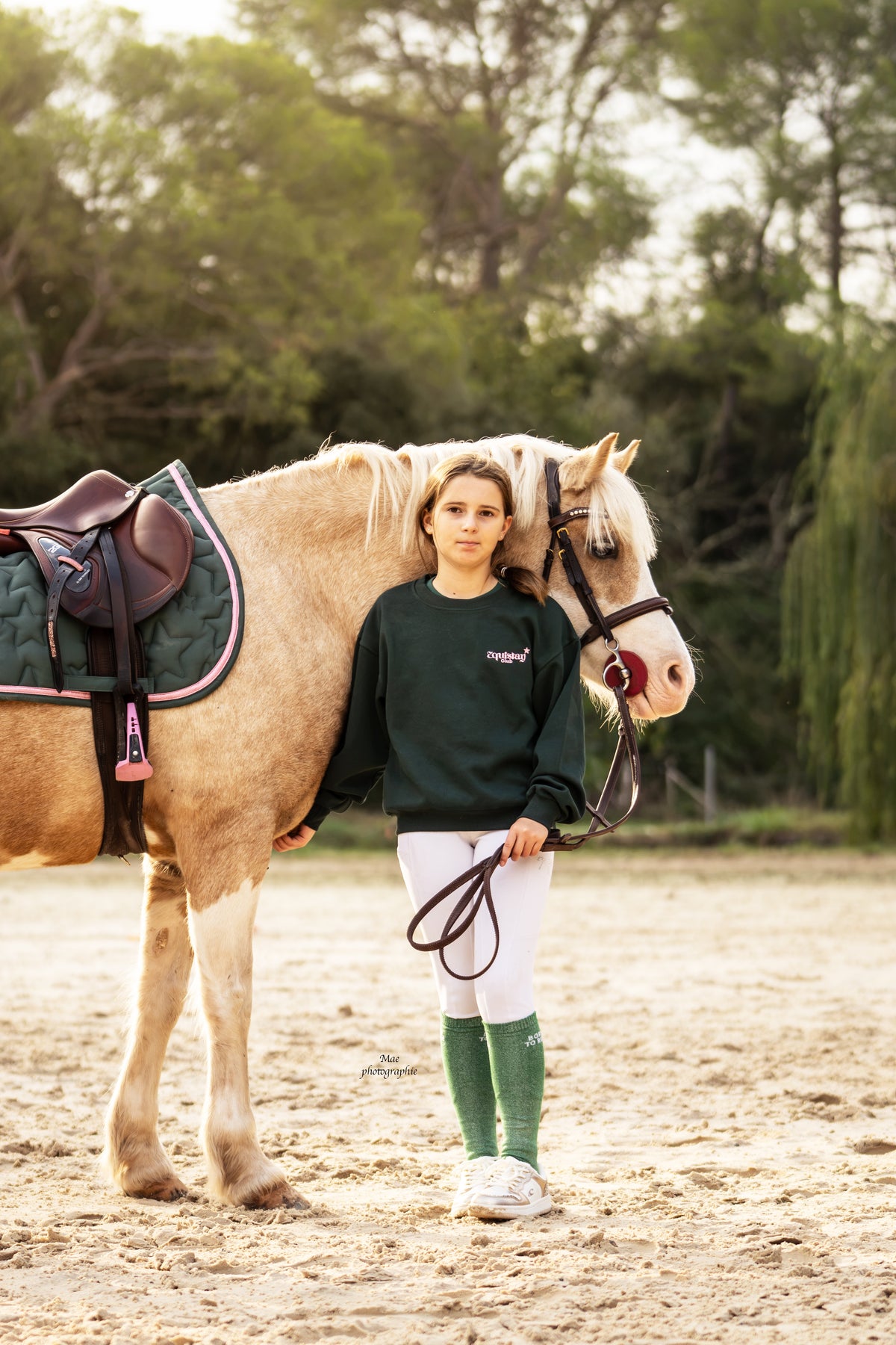 Sweat enfant brodé NINA – Sorry j’étais aux écuries – Vert & rose pâle porté en taille enfant