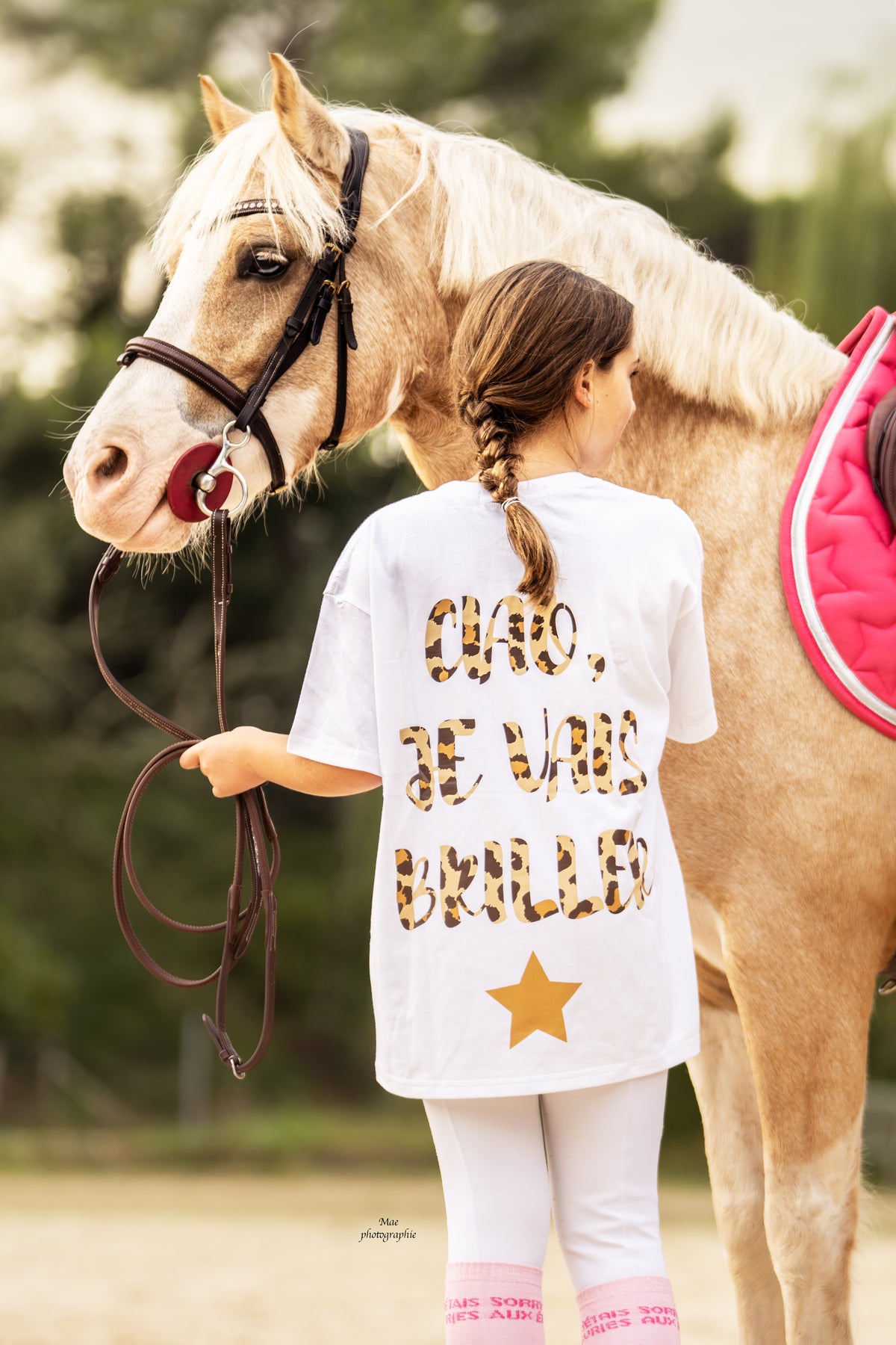 T-shirt enfant oversize ROMY – Ciao je vais briller – Blanc & léopard porté en taille enfant