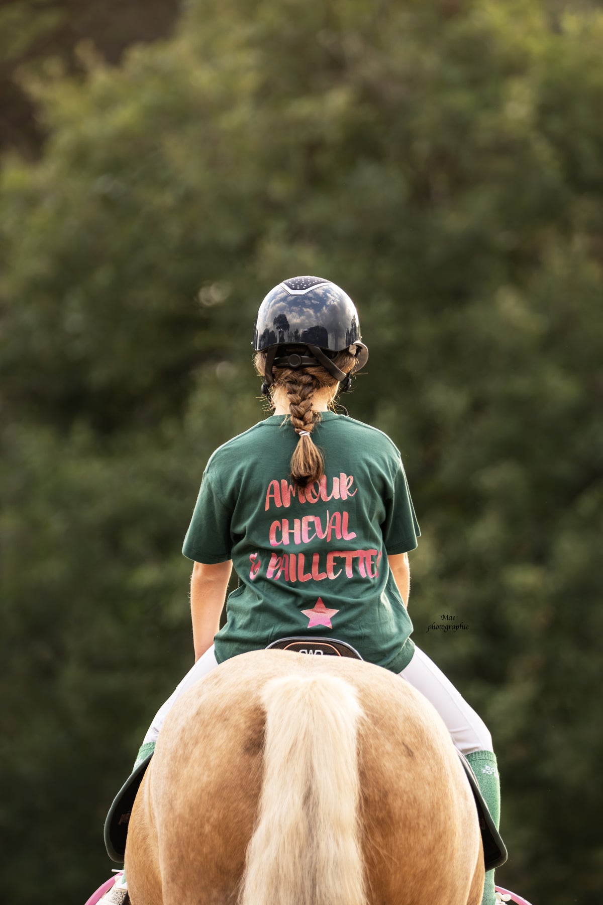 T-shirt enfant oversize ROMY – Amour, cheval & paillettes – Vert & rose porté en taille enfant