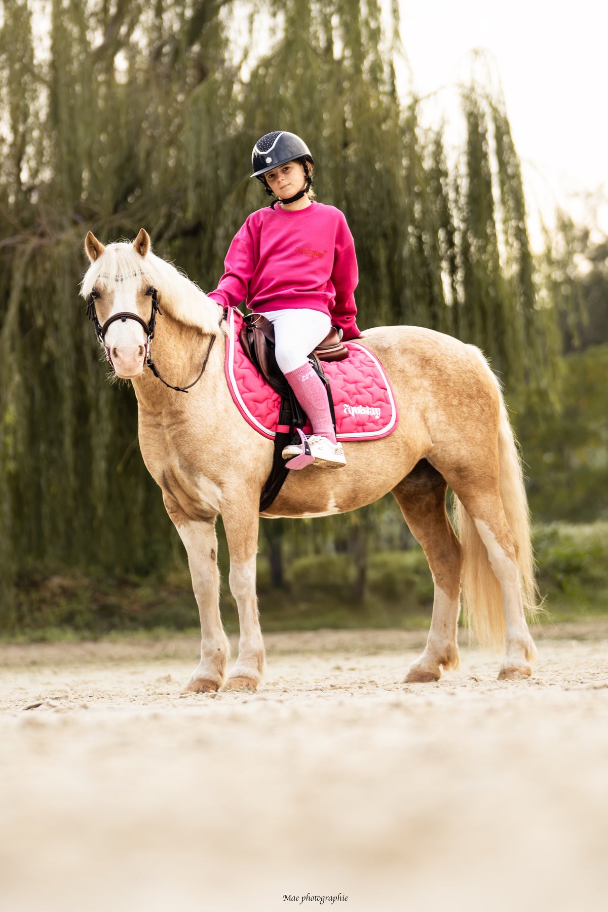 Sweat enfant oversize LOLA – Poney Paillettes Love – Rose & rouge porté en taille enfant