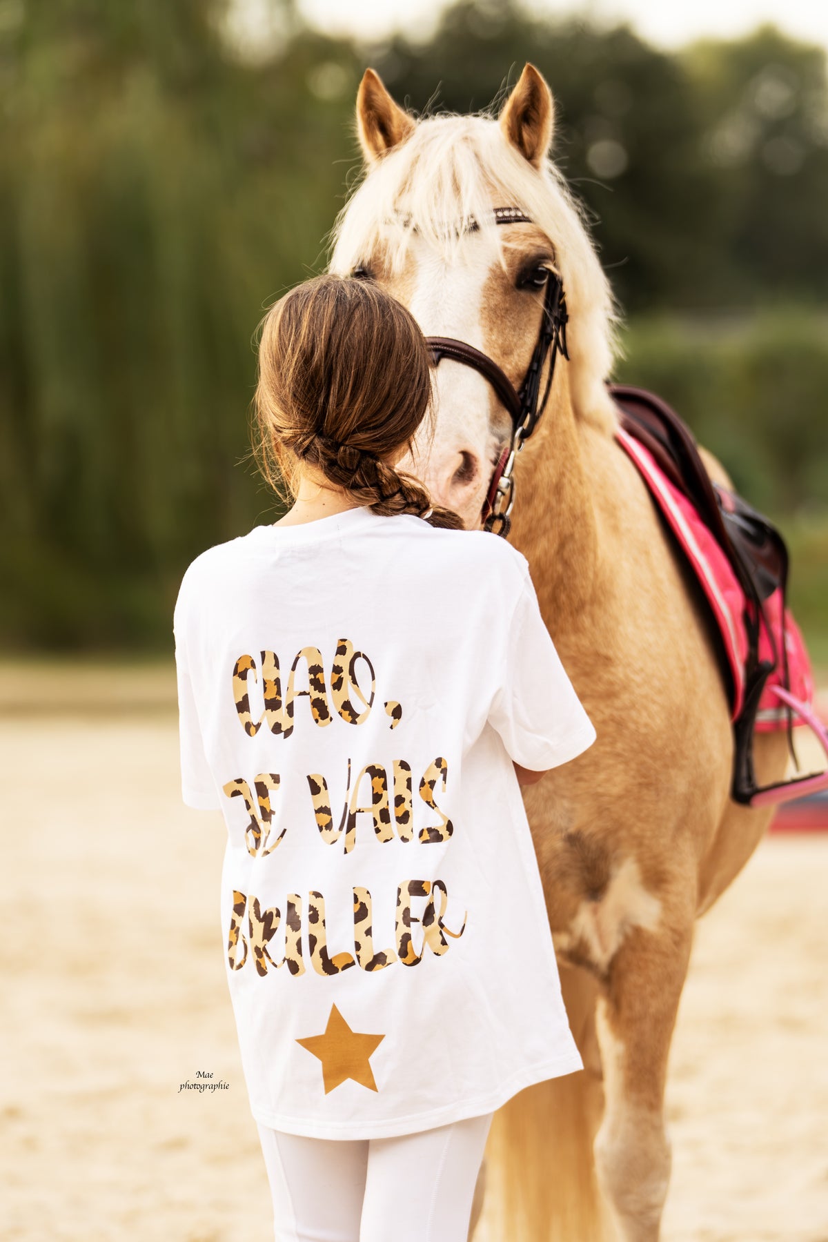 T-shirt enfant oversize ROMY – Ciao je vais briller – Blanc & léopard porté en taille enfant
