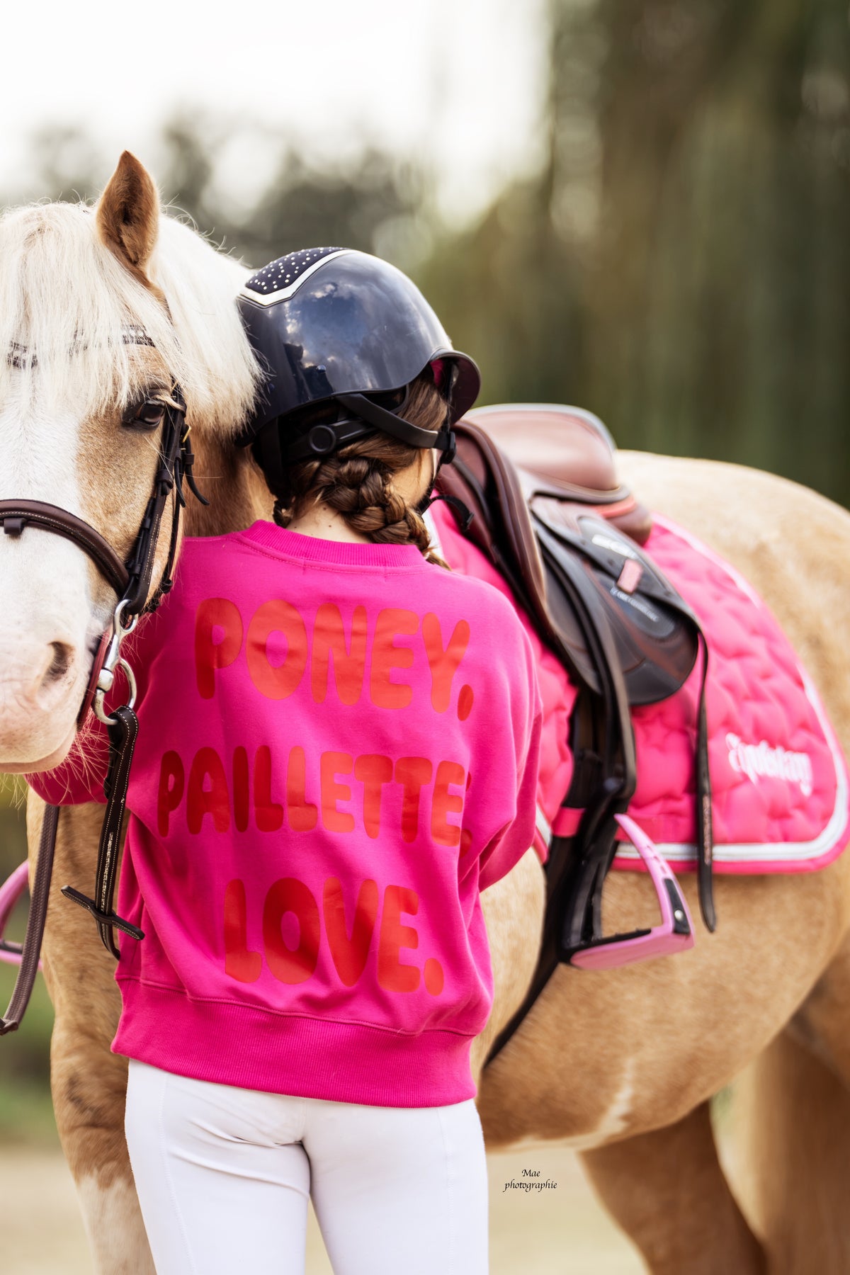 Sweat enfant oversize LOLA – Poney Paillettes Love – Rose & rouge porté en taille enfant