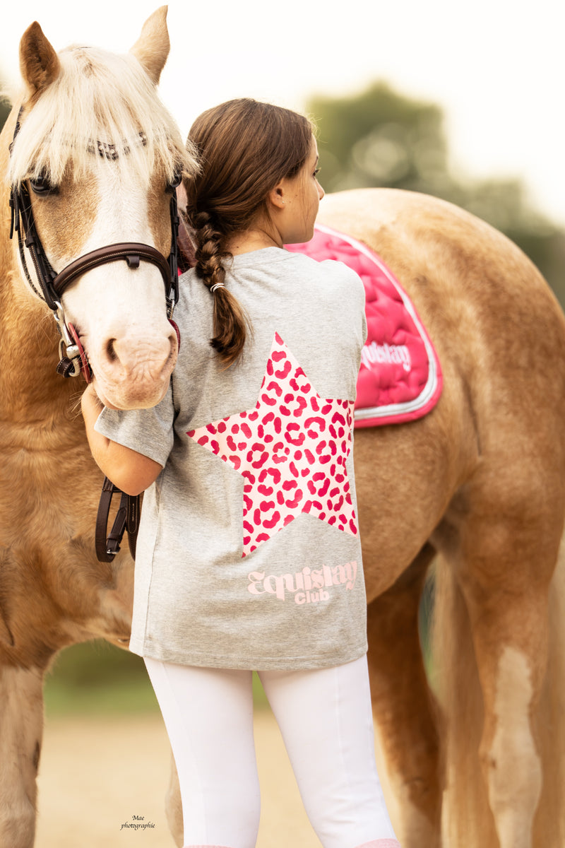 T-shirt enfant oversize ROMY – Equislay Club – Gris, étoiles & léopard rose porté en taille enfant