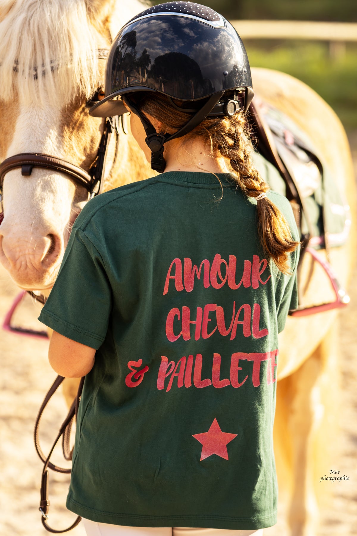 T-shirt enfant oversize ROMY – Amour, cheval & paillettes – Vert & rose porté en taille enfant