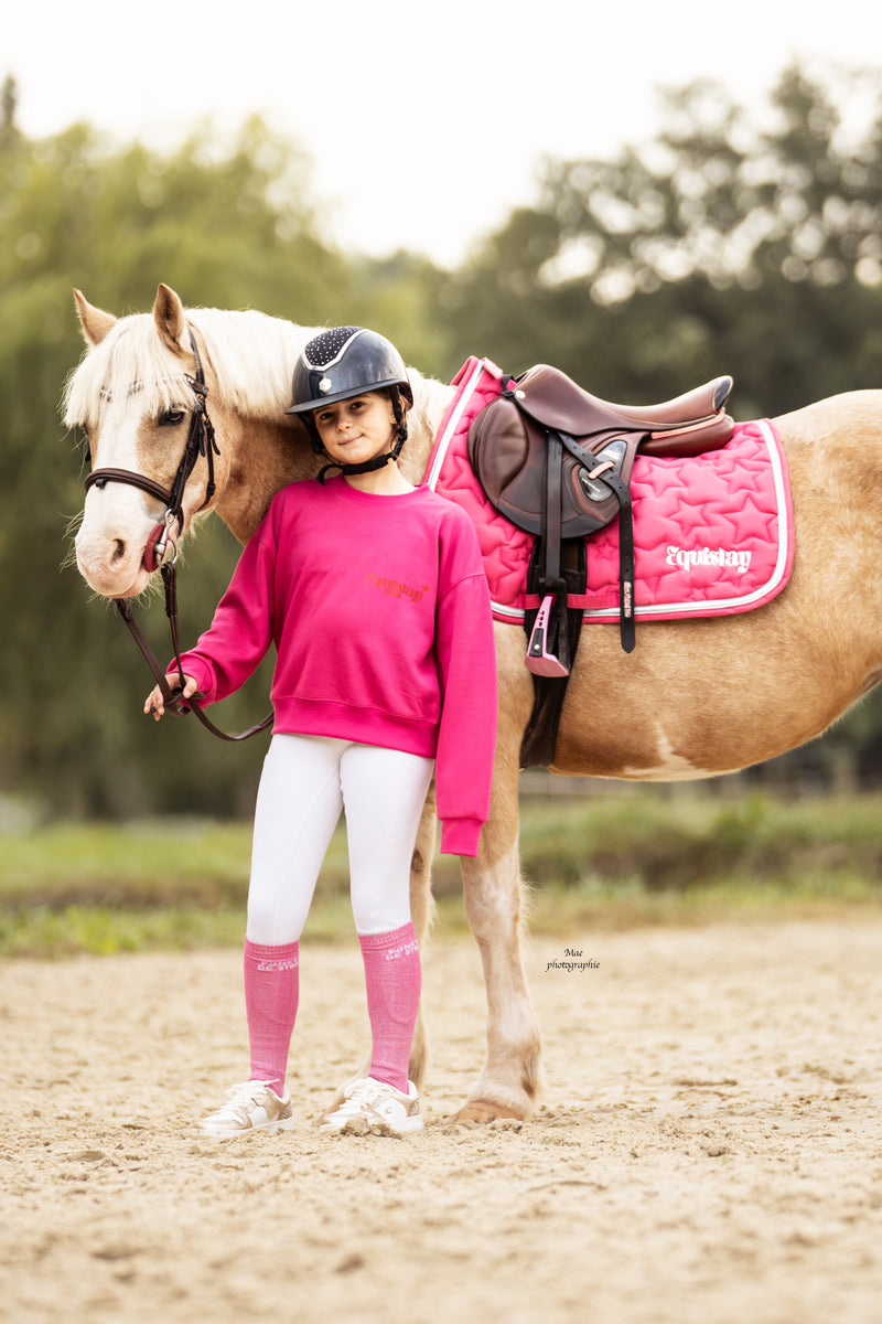 Sweat enfant oversize LOLA – Poney Paillettes Love – Rose & rouge porté en taille enfant