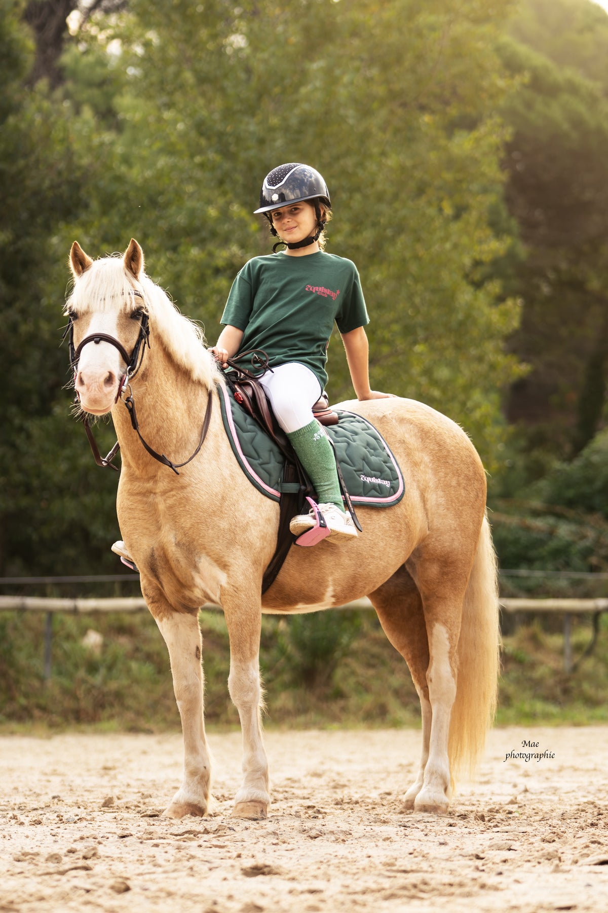 T-shirt enfant oversize ROMY – Amour, cheval & paillettes – Vert & rose porté en taille enfant
