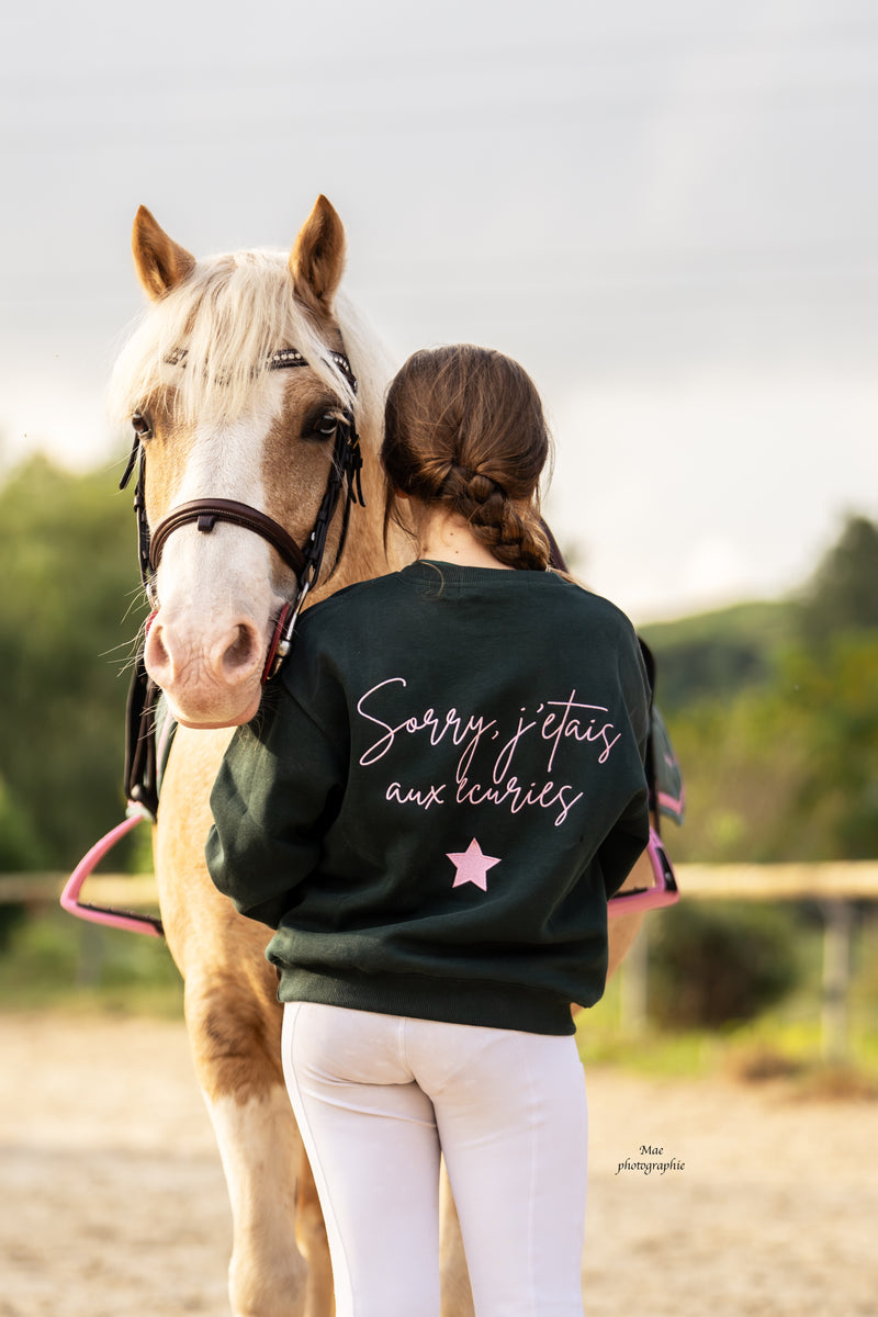 Sweat enfant brodé NINA – Sorry j’étais aux écuries – Vert & rose pâle porté en taille enfant