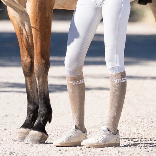 Chaussettes d’équitation Sans Faute Assuré – Or – photo portée recadrée sur la chaussette
