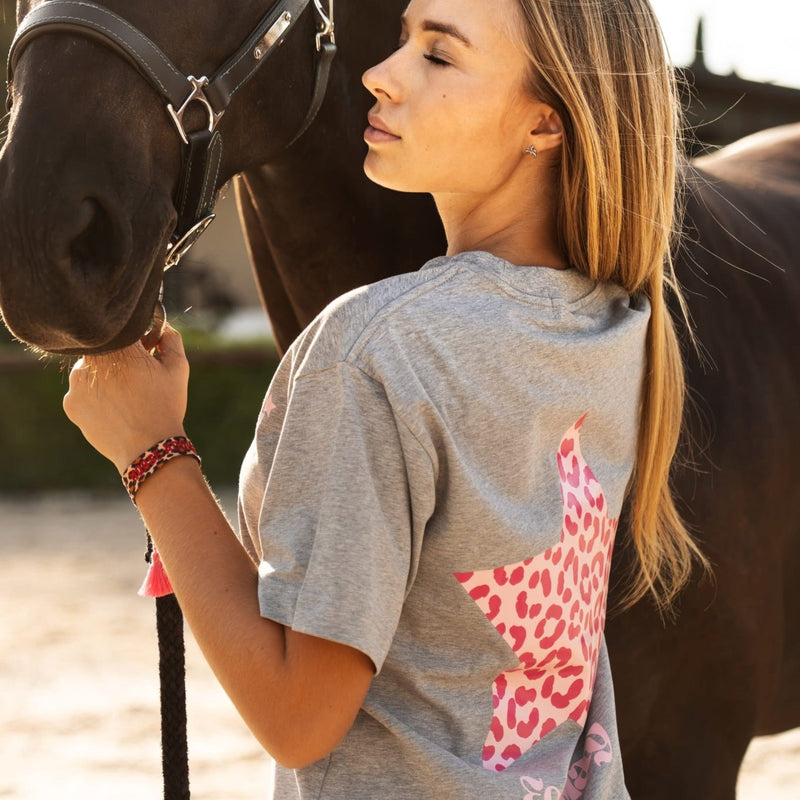 T-shirt oversize ROMY – Equislay Club – Gris, étoiles & léopard rose - Equislay